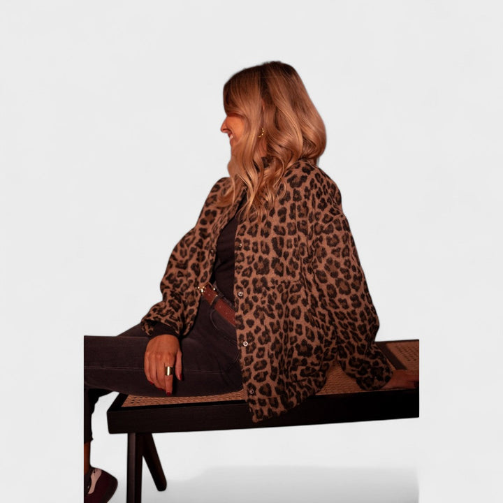 Ružový moderný kabát s leopardím motívom